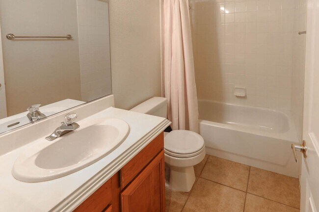 Building Photo - 4 Bedroom, Queens Ridge Guard Gated Commun...