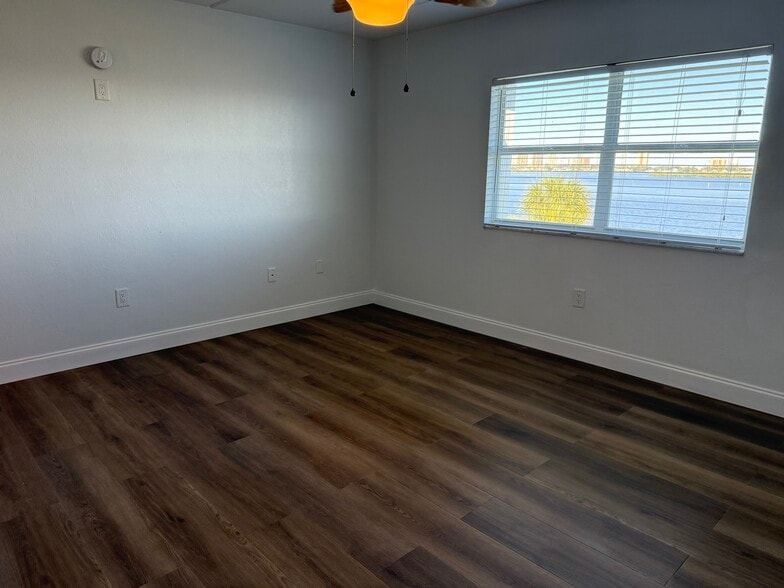 Beautiful view of the river in the main bedroom - 3131 S Ridgewood Ave