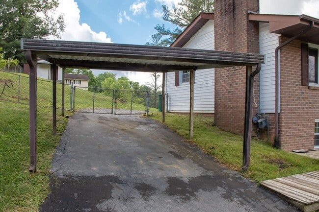 Building Photo - ONE YEAR LEASE WITH POSSIBLE LEASE PURCHAS...