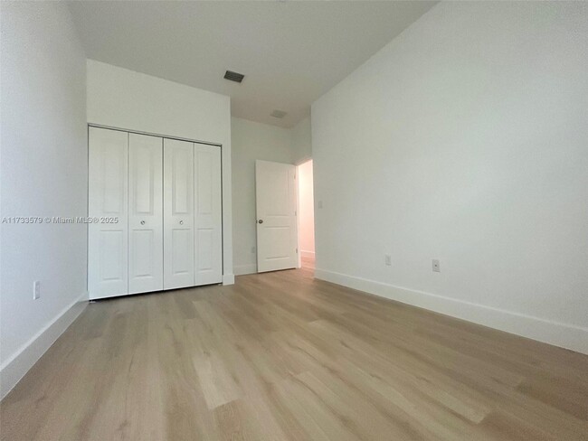 Building Photo - 8280 Cascada Isles Dr