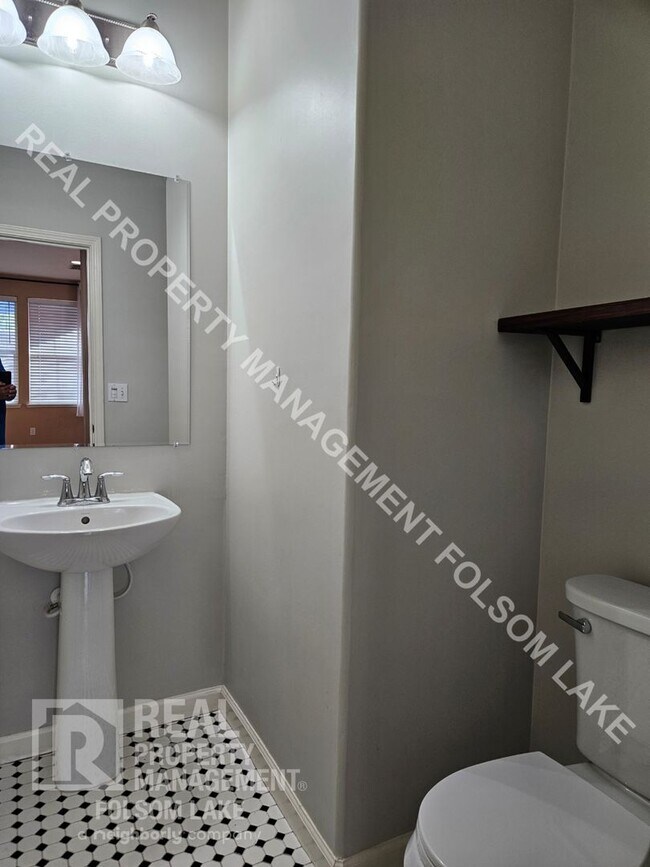 Building Photo - Lincoln Crossing Gated Community 3-Bedroom...