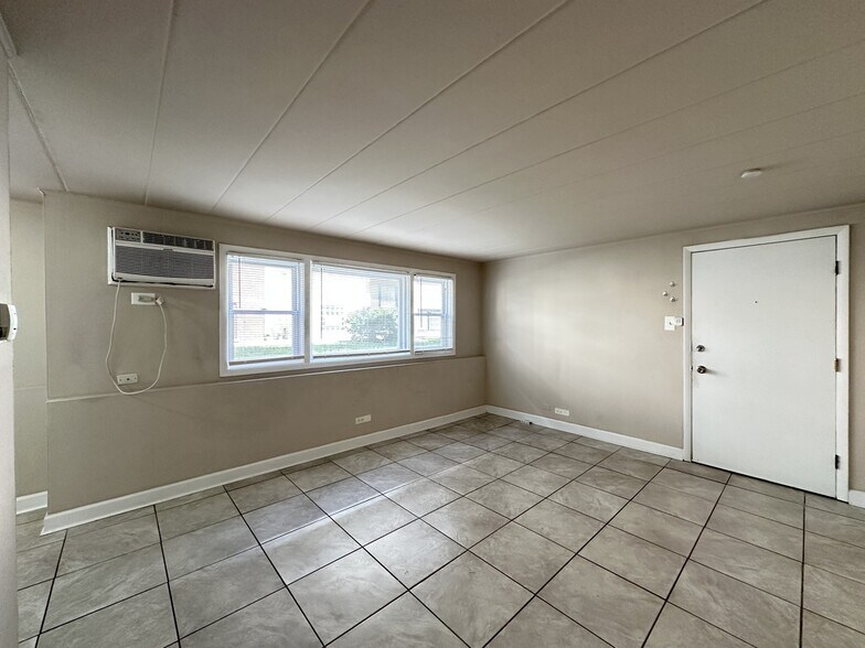 Building Photo - 9612 Ivanhoe Ave