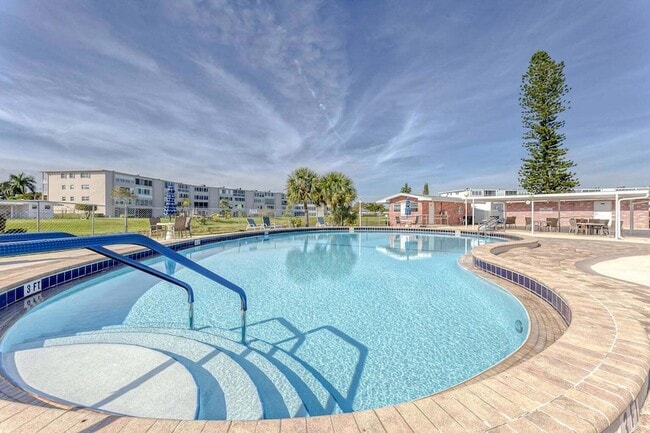 Building Photo - 3 Kingswood E