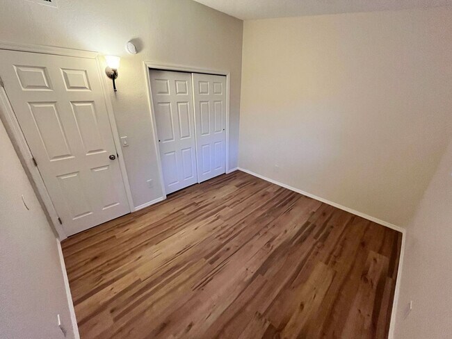 Building Photo - 4150 N Fremont Ave