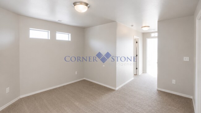 Building Photo - Great home in central location!