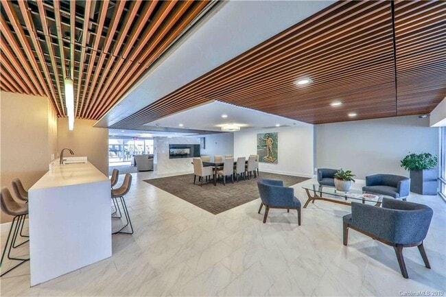 Building Photo - 1323 Queens Rd
