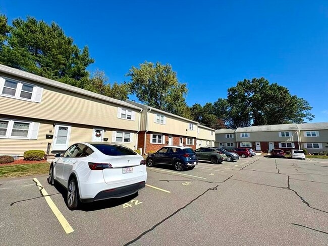 Building Photo - 42 Yorktown Ct