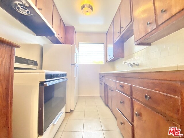 Building Photo - 2554 N Beachwood Dr