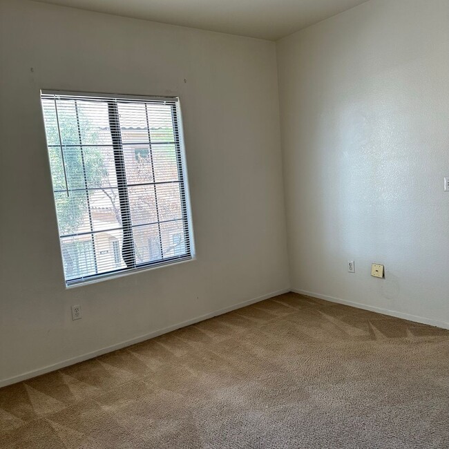 Building Photo - 2 bedroom/2 baths condo