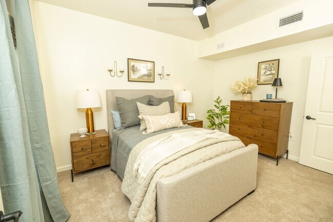 Building Photo - Beautiful 3 bed 3.5 bath Condo
