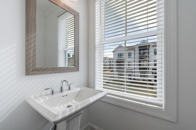 Building Photo - 510 Healy Dr