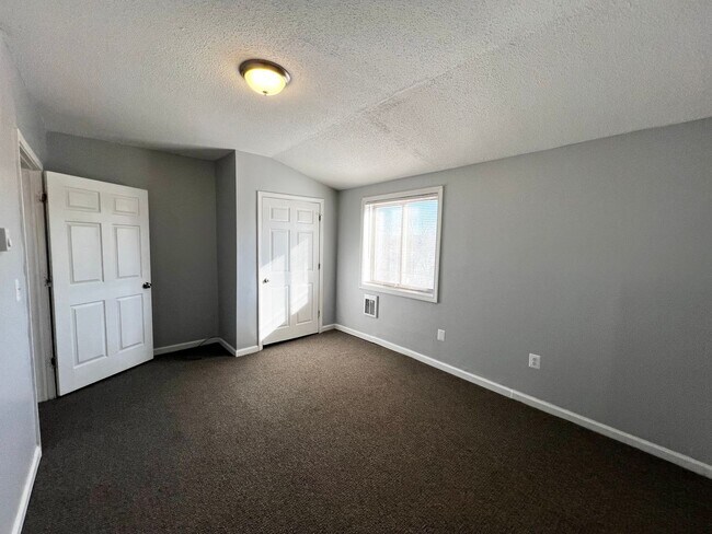 Building Photo - 204 S Main St