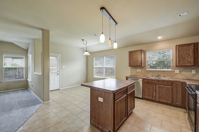 Building Photo - 2041 Meadow View Dr