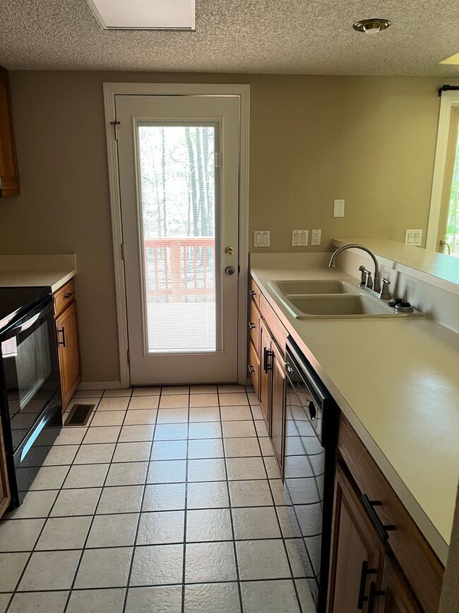 Building Photo - Newly Remodeled Townhome
