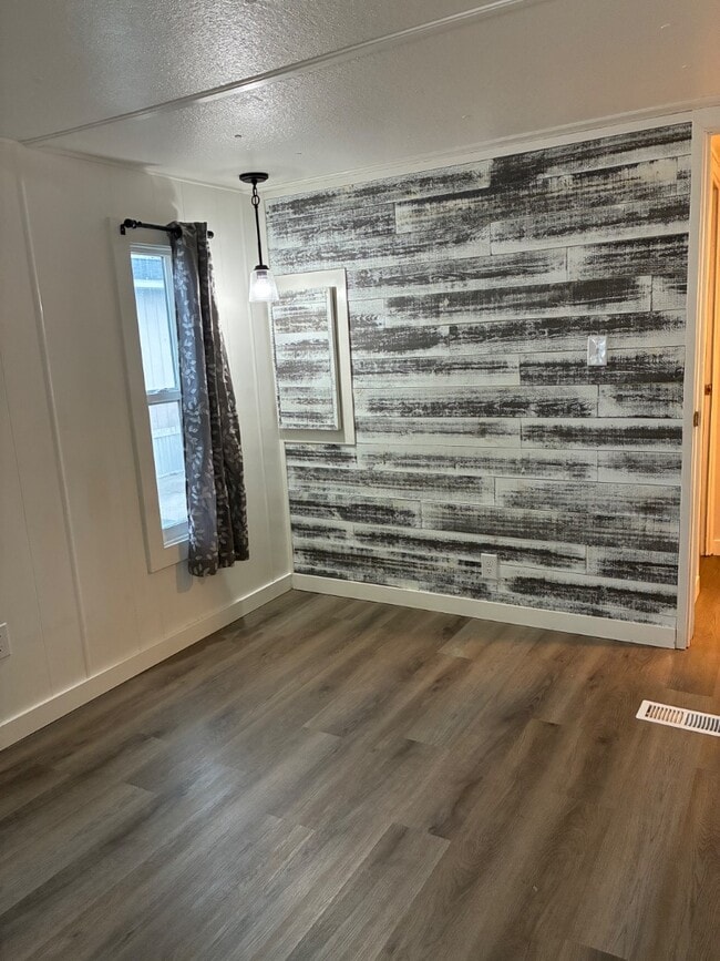 Building Photo - 511 S H St