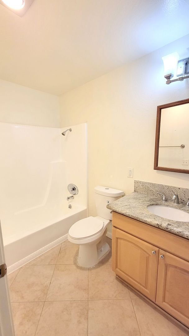 Building Photo - 3 bd/2 ba Townhouse close to USD.