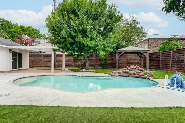 Building Photo - 7906 Del Monte Dr