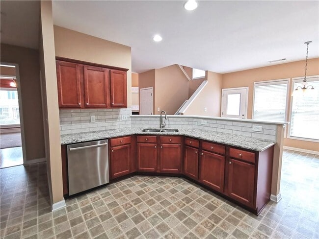 Building Photo - 2430 Woodford Ln NE