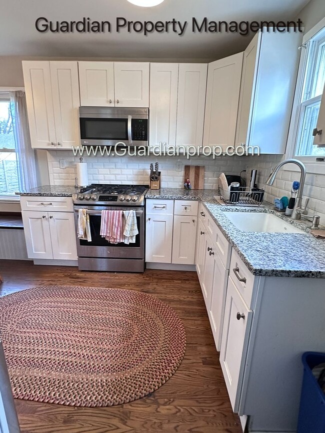 Building Photo - St Louis Park Single Family Home, Fenced In yard, Washer/Dryer, 1 Car Garage