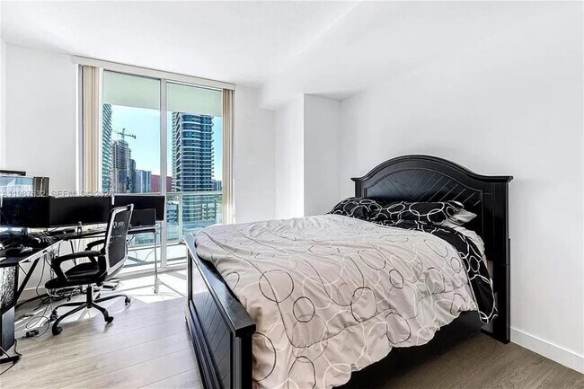 Building Photo - 1111 SW 1st Ave