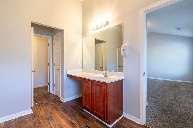 Building Photo - 4 Bedroom/2.5 Bath Townhouse!