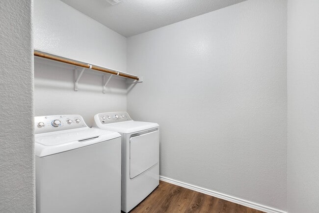 Building Photo - Charming Home with Elegant Granite Countertops and Cabinets!