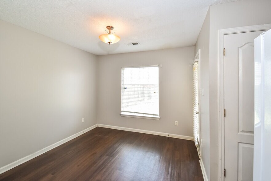 Building Photo - 9760 Riggin Dr