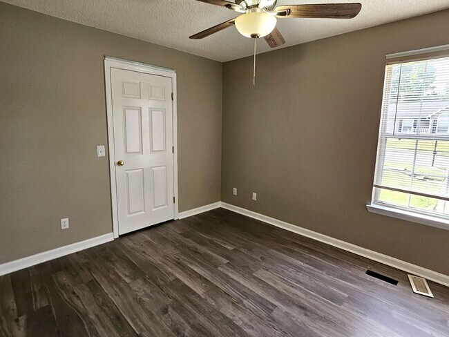Building Photo - Spacious 4 Bedroom 2.5 bath in Hixson, TN 37343