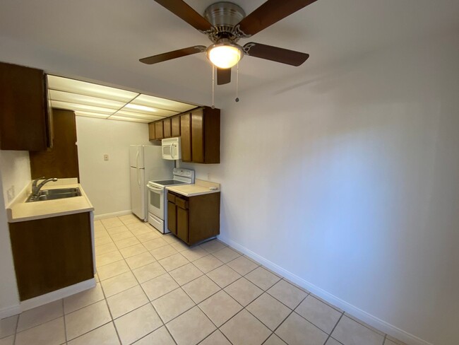 Building Photo - Torrance: 1 Bed 1 Bath Condo - 1 Carport S...