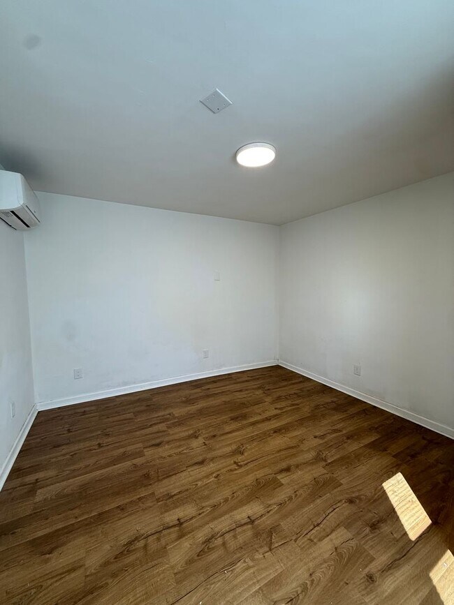 Building Photo - 204 Kismet St