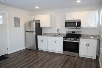 Building Photo - Beautifully remodeled and completed 1 bedroom apartment.