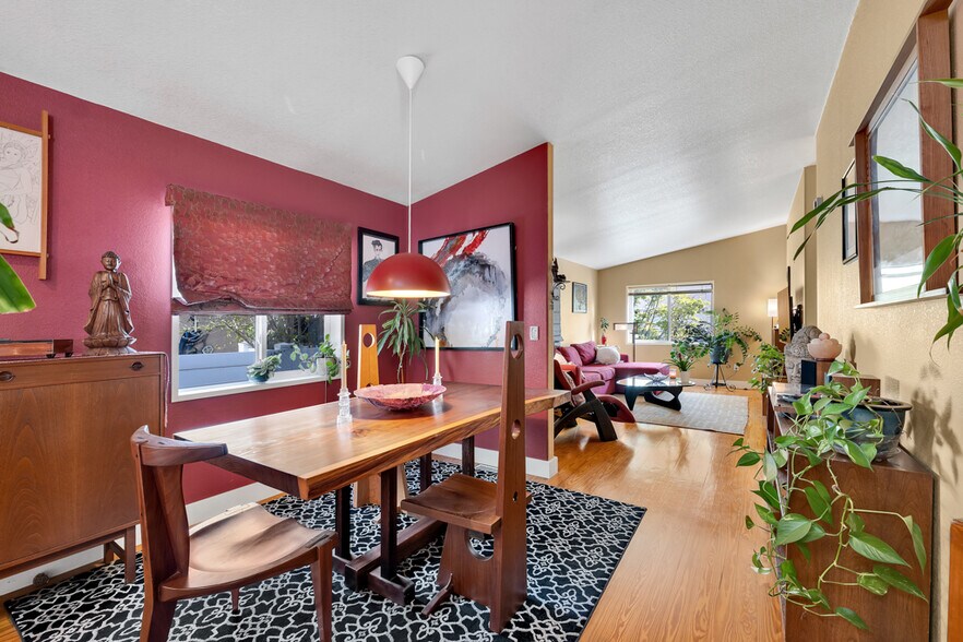 Sunny formal dining room - 171 Comanche