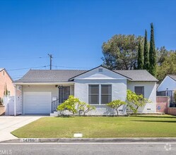 Building Photo - BEAUTIFUL 2 BEDROOM 2 BATH HOME