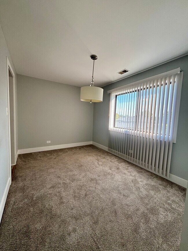 Building Photo - 14949 Lake View Dr