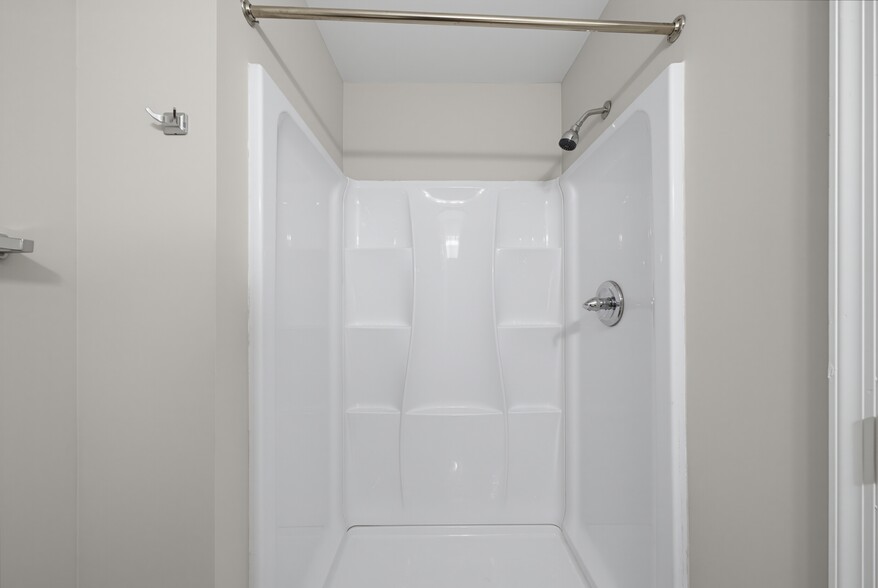 Primary Bedroom En Suite - 2030 Quaker Landing