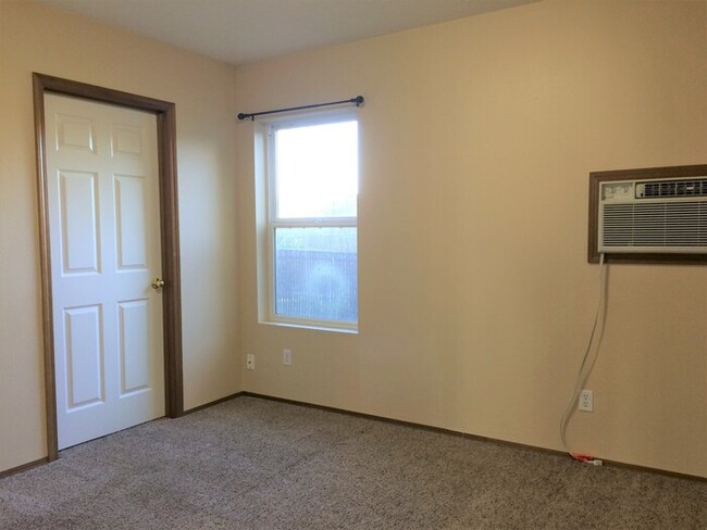 Building Photo - 2 Bedroom 1 Bath Apartment in the heart of...