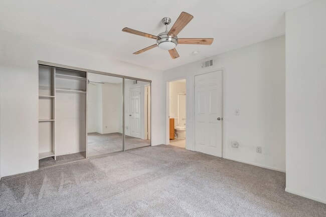 Building Photo - Thousand Oaks- Three Bedroom Condo