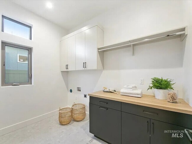 Building Photo - Custome build in Movado Estates