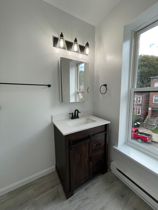 Building Photo - 106 Renwick St