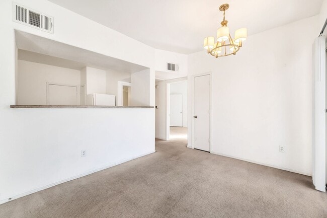 Building Photo - Cute 2 Bedroom Condo!