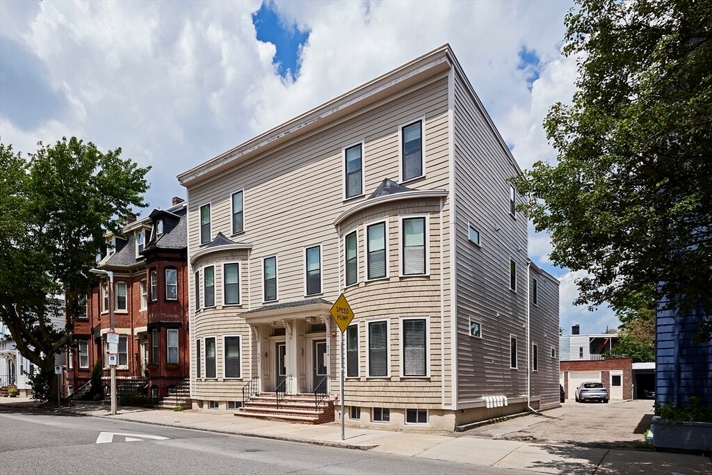 Building Photo - 870 E 4th St