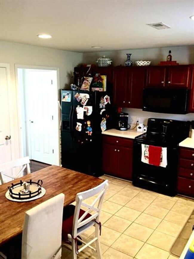 Building Photo - End Unit 3 Bedroom Townhouse