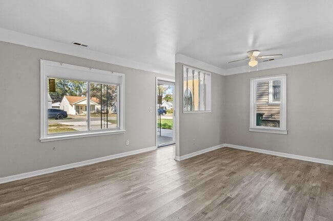 Building Photo - Beautifully Updated Ranch with large back ...