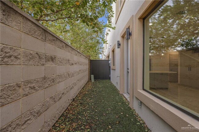 Building Photo - 15 Canary Ave