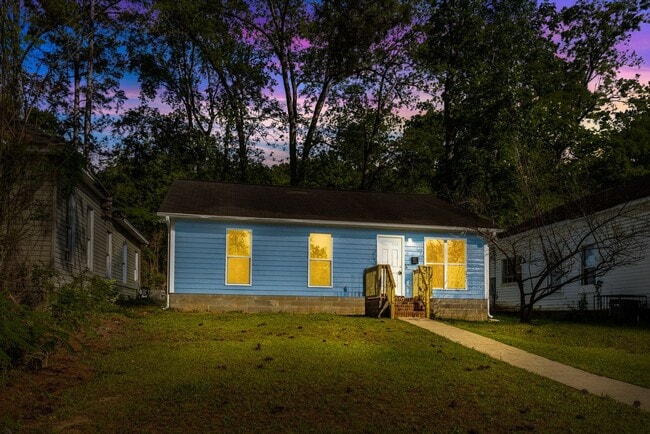 Primary Photo - Beautifully Renovated 3 Bedroom 2 Bath Hom...