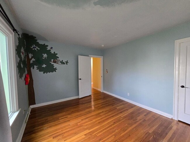 Building Photo - 4 Bedroom, 2 Bathroom House!