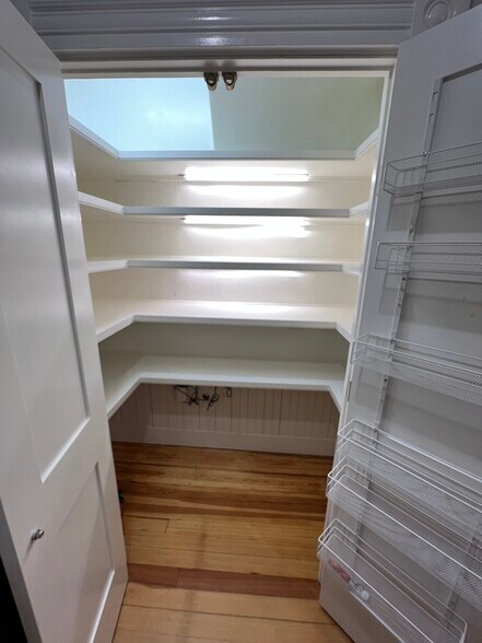 Huge pantry - 9 Waldeck St