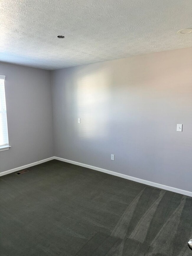 Building Photo - 4-Bedroom House for Rent