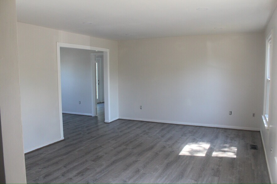 Building Photo - 750 Hickory Ct