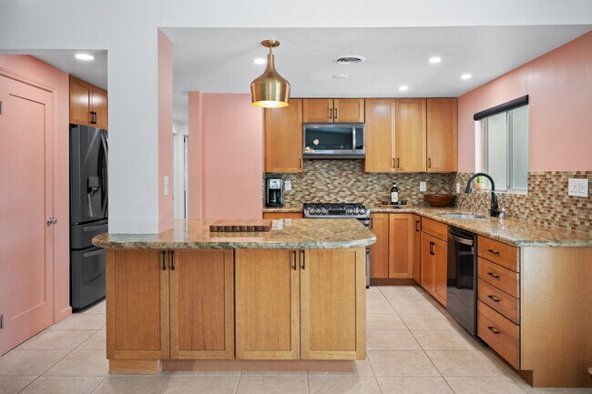Building Photo - 43795 Acacia Dr